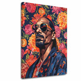 Slika na platnu s motivom snoop dogg na cvjetnoj pozadini obješena u modernom stilskom interijeru iznad drvene konzole s vazom i svijećom, Papilora.