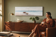 Oslikana slika na zidu PLAŽA 120x40 cm – ručno oslikana slika u elegantnom interijeru (Mid-century warm) | wall mockup | premium canvas | Papilora.sk