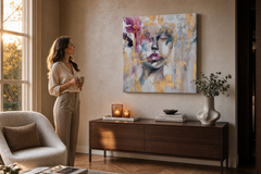 Oslikana slika za zid ŽENA 80x80 cm – ručno oslikana slika u elegantnom interijeru (Golden hour luxe) | wall mockup | premium platno | Papilora.sk