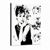 Ručno oslikana POP Art slika Audrey Hepburn ah6 – 3D vizualizacija ručno oslikanog platna na bijeloj pozadini. Dominantne boje: crna, siva, ružičasta.
