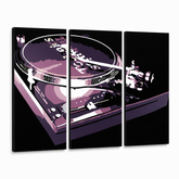 Ručno oslikana POP Art slika DJ 3 komada DJ – 3D vizualizacija ručno oslikanog platna na bijeloj pozadini. Dominantne boje: crna, ljubičasta, bijela.