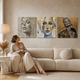Set 3 slike Mystická žena – Božica, Pogled, Samopouzdanje – gallery-wrap platna iznad kauča u elegantnom dnevnom boravku Papilora.