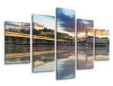 Slika na platnu s motivom panoramski pogled na grad s rijekom i dvorcem – 3D prikaz platna s vidljivim drvenim okvirom, Papilora.