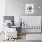 Slika na platnu s motivom natpis hello little one na prugastoj pozadini – 3D prikaz platna s vidljivim drvenim okvirom, Papilora.