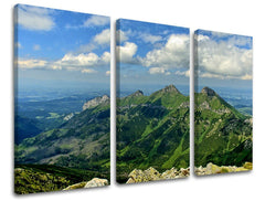 Slika na platnu s motivom zelene planine pod plavim nebom – 3D prikaz platna s vidljivim drvenim okvirom, Papilora.