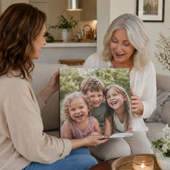 Baka drži kvadratnu foto sliku s unucima – personalizirani poklon iz vaše fotografije