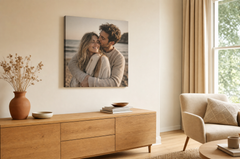 Kvadratna foto slika u modernom interijeru iznad komode – personalizirana zidna slika s vaše fotografije