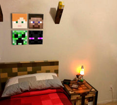 Slika na platnu s motivom minecraft likovi i čudovišta obješena u modernom stilskom interijeru iznad drvene konzole s vazom i svijećom, Papilora.