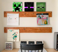 Slika na platnu s motivom minecraft likovi zelena crna obješena u modernom stilskom interijeru iznad drvene konzole s vazom i svijećom, Papilora.