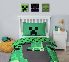 Slika na platnu s motivom minecraft likovi zelena crna obješena u modernom stilskom interijeru iznad drvene konzole s vazom i svijećom, Papilora.