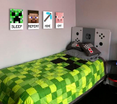 Slika na platnu s motivom minecraft likovi i alati obješena u modernom stilskom interijeru iznad drvene konzole s vazom i svijećom, Papilora.