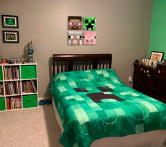 Slika na platnu s motivom minecraft likovi i životinje obješena u modernom stilskom interijeru iznad drvene konzole s vazom i svijećom, Papilora.