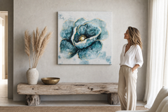 Oslikana slika na zidu CVIJEĆE 50x50 cm – ručno oslikana slika u elegantnom interijeru (Modern coastal) | wall mockup | premium canvas | Papilora.sk