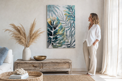 Oslikana slika za zid LISTOVI 60x90 cm – ručno oslikana slika u elegantnom interijeru (Modern coastal) | wall mockup | premium platno | Papilora.sk