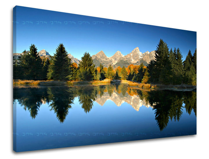Slika na platnu s motivom planine, šuma i jezero s odrazom – 3D prikaz platna s vidljivim drvenim okvirom, Papilora.