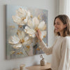 Cvjetni svijet na platnu Užitak za vaša osjetila 60x60 cm. Moderni zidni dekor, slika na platnu za dnevni boravak, žena promatra djelo u stilskom svijetlom interijeru. Papilora (XOBMDFL022E1).