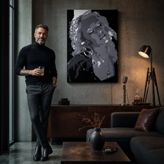 Ručno oslikana slika na platnu s motivom ženski portret u sivim tonovima obješena u modernom stilskom interijeru iznad drvene konzole s vazom i svijećom, Papilora.