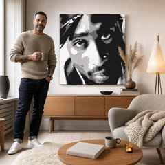 Ručno oslikana POP Art slika 2 PAC 1 komad 2pac – slika u modernom muškom interijeru, lifestyle vizualizacija. Dominantne boje: crna, bijela, siva.