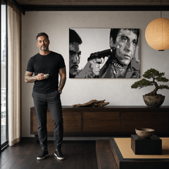 Ručno oslikana POP Art slika AL PACINO 1 komad al20 – slika u modernom muškom interijeru, lifestyle vizualizacija. Dominantne boje: crna, bijela, siva.