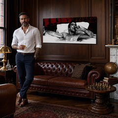 Ručno oslikana POP Art slika AL PACINO 1 komad al21 – slika u modernom muškom interijeru, lifestyle vizualizacija. Dominantne boje: crna, crvena, bijela.