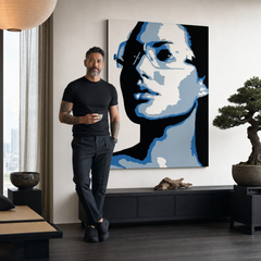 Ručno oslikana POP Art slika Angelina Jolie 1 komad, parno – slika u modernom muškom interijeru, lifestyle vizualizacija. Dominantne boje: plava, siva, crna.