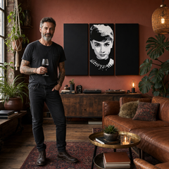 Ručno oslikana POP Art slika Audrey HEPBHURN 3 dijela ah – slika u modernom muškom interijeru, lifestyle vizualizacija. Dominantne boje: crna, bijela, siva.