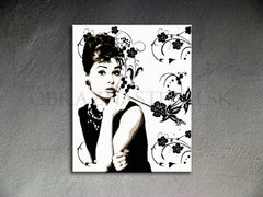 Ručno oslikana slika na platnu s motivom audrey hepburn s cigaretom i cvjetnim uzorkom – 3D prikaz platna s vidljivim drvenim okvirom, Papilora.
