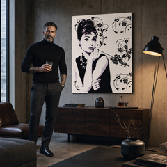Ručno oslikana POP Art slika Audrey Hepburn ah5 – slika u modernom muškom interijeru, lifestyle vizualizacija. Dominantne boje: crna, bijela, ljubičasta.