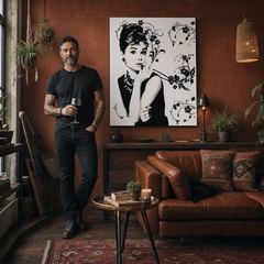 Ručno oslikana POP Art slika Audrey Hepburn ah6 – slika u modernom muškom interijeru, lifestyle vizualizacija. Dominantne boje: crna, siva, ružičasta.