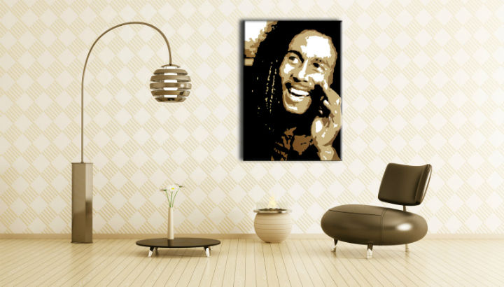 Ručno oslikana slika na platnu s motivom bob marley portret, smeđa i crna obješena u modernom stilskom interijeru iznad drvene konzole s vazom i svijećom, Papilora.