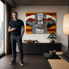 Ručno oslikana POP Art slika Francesco Totti mališan od 3 dijela – slika u modernom muškom interijeru, lifestyle vizualizacija. Dominantne boje: crvena, narančasta, siva, crna, bijela.