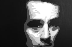 Ručno oslikana slika na platnu s motivom tri muška portreta, crno-bijelo s crvenom – detaljan pregled kompozicije, Papilora.