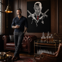Ručno oslikana POP Art slika HITMAN hit – slika u modernom muškom interijeru, lifestyle vizualizacija. Dominantne boje: crna, crvena, siva.