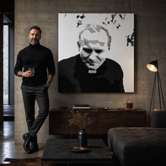 Ručno oslikana POP Art slika Ivana Pavla II. 1 dio jp – slika u modernom muškom interijeru, lifestyle vizualizacija. Dominantne boje: crna, bijela, siva.