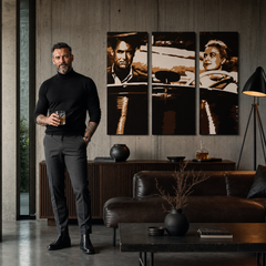 Ručno oslikana POP Art slika Jamesa Bonda od 3 dijela bond1 – slika u modernom muškom interijeru, lifestyle vizualizacija. Dominantne boje: crna, smeđa, bijela.