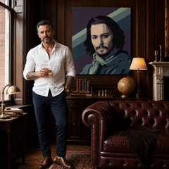 Ručno oslikana POP Art slika Johnny Depp1 komad jd – slika u modernom muškom interijeru, lifestyle vizualizacija. Dominantne boje: ljubičasta, plava, crna, bež, zelena.
