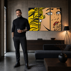 Ručno oslikana POP Art slika LICHTENSTEIN 3 dijela li3/x2 – slika u modernom muškom interijeru, lifestyle vizualizacija. Dominantne boje: žuta, crna, ružičasta.