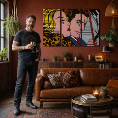 Ručno oslikana slika na platnu s motivom pop art par u autu obješena u modernom stilskom interijeru iznad drvene konzole s vazom i svijećom, Papilora.