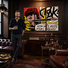 Ručno oslikana slika na platnu s motivom žena s puškom pop art obješena u modernom stilskom interijeru iznad drvene konzole s vazom i svijećom, Papilora.