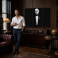 Ručno oslikana POP Art slika Marlon Brando 3 dijela gwr – slika u modernom muškom interijeru, lifestyle vizualizacija. Dominantne boje: crna, bijela, crvena.