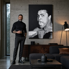 Ručno oslikana slika na platnu s motivom muhammad ali portret crno-bijeli obješena u modernom stilskom interijeru iznad drvene konzole s vazom i svijećom, Papilora.