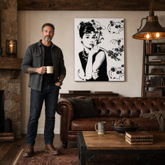 Ručno oslikana POP Art slika Popust -15% Audrey Hepburn ah4 – slika u modernom muškom interijeru, lifestyle vizualizacija. Dominantne boje: crna, bijela, siva.