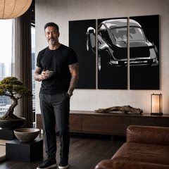 Ručno oslikana POP Art slika PORSCHE 911, 3 dijela, por4 – slika u modernom muškom interijeru, lifestyle vizualizacija. Dominantne boje: crna, bijela, siva.