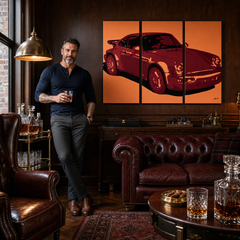 Ručno oslikana POP Art slika PORSCHE 911, 3 dijela, por – slika u modernom muškom interijeru, lifestyle vizualizacija. Dominantne boje: narančasta, crvena, crna.