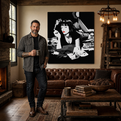 Ručno oslikana POP Art slika PULP FICTION 1 komad pulp6 – slika u modernom muškom interijeru, lifestyle vizualizacija. Dominantne boje: crna, bijela, crvena.