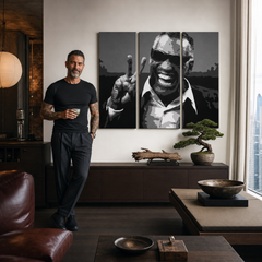 Ručno oslikana slika na platnu s motivom ray charles u crno-bijeloj tehnici obješena u modernom stilskom interijeru iznad drvene konzole s vazom i svijećom, Papilora.