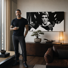 Ručno oslikana POP Art slika Scarface 1 dio smk – slika u modernom muškom interijeru, lifestyle vizualizacija. Dominantne boje: crna, bijela, siva.