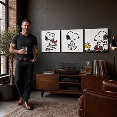 Ručno oslikana slika na platnu s motivom snoopy i woodstock crno-bijeli s crvenim i žutim obješena u modernom stilskom interijeru iznad drvene konzole s vazom i svijećom, Papilora.