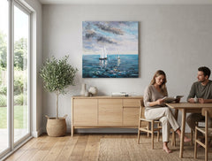 Ručno oslikana slika BRODOVI 70x70 cm, elegantno uklopljena u moderni interijer dnevnog boravka, donoseći mirnu pomorsku atmosferu u prostor.