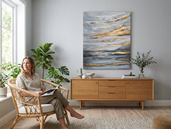 Velika ručno oslikana slika Nebo 90x110 cm s morskim horizontom u sivim i zlatnim tonovima, elegantno uklopljena u moderni interijer dnevnog boravka.